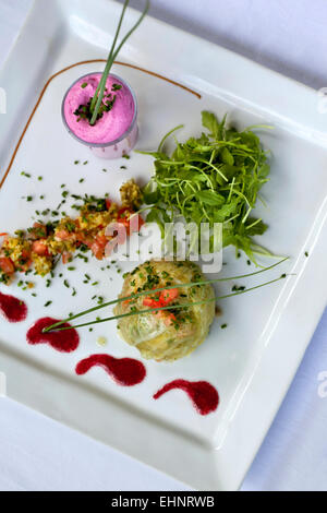 Cavolo ripieno, insalata e mousse di barbabietole su una piastra Foto Stock