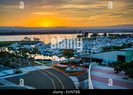 Tramonto sull'Embarcadero a San Diego, California. Foto Stock