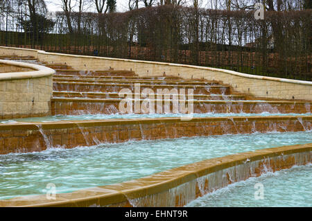 L'acqua che scorre sopra la grande cascata in Alnwick giardino, Northumberland Foto Stock