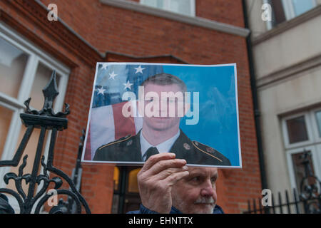 Londra, Regno Unito. 16 marzo, 2015. Gruppo di sostenitori del fondatore di Wikileaks Julian Assange veglia di attesa stasera al di fuori dell ambasciata ecuadoriana a Londra. 16 Mar, 2015. Credito: Velar concedere/ZUMA filo/ZUMAPRESS.com/Alamy Live News Foto Stock