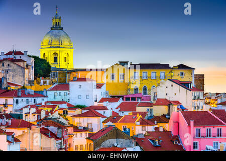 Lisbona, Portogallo skyline ad Alfama, il quartiere più antico della città con il Pantheon Nazionale Dome. Foto Stock