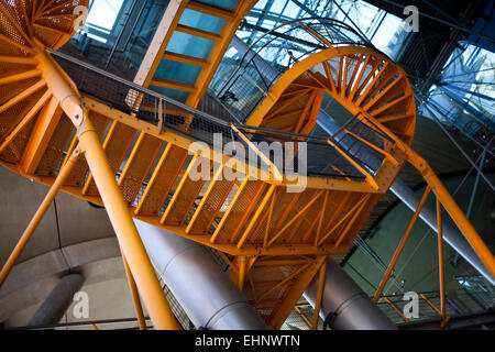 Scala metallica all'interno di un edificio nella città Foto Stock