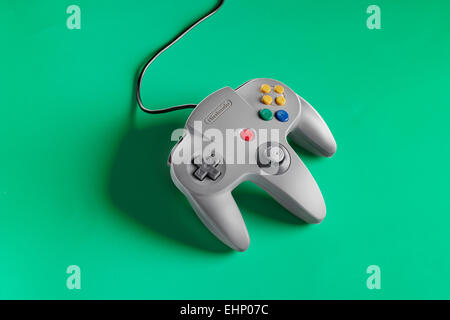 Un Nintendo 64 controller è visto in studio, 2014. (Adrien Veczan) Foto Stock