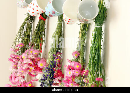 Fiori Secchi appesi in cucina Foto Stock