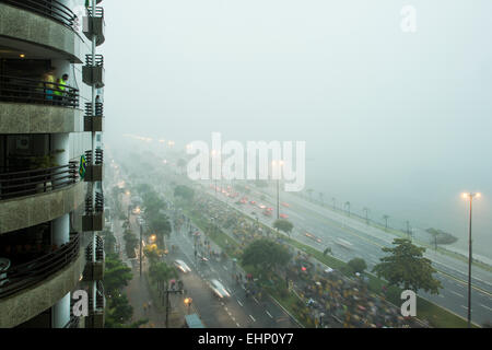 I manifestanti a piedi su Beira Mar Norte Avenue sotto la pioggia pesante nella manifestazione per l impeachment del presidente brasiliano Foto Stock