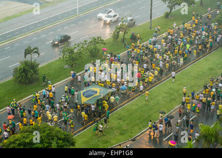 I manifestanti a piedi su Beira Mar Norte Avenue sotto la pioggia pesante nella manifestazione per l impeachment del presidente brasiliano. Foto Stock