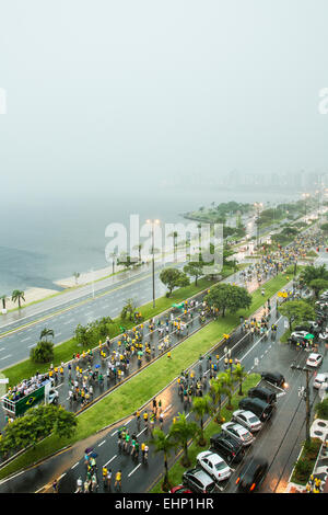 I manifestanti a piedi su Beira Mar Norte Avenue sotto la pioggia pesante nella manifestazione per l impeachment del presidente brasiliano. Foto Stock