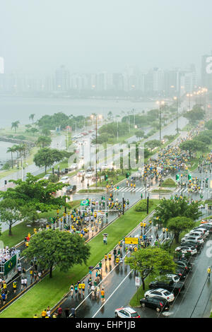 I manifestanti a piedi su Beira Mar Norte Avenue sotto la pioggia pesante nella manifestazione per l impeachment del presidente brasiliano. Foto Stock