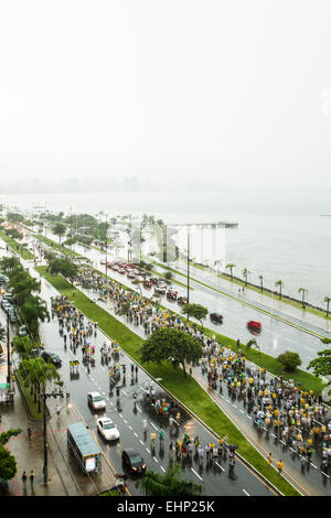 I manifestanti a piedi su Beira Mar Norte Avenue sotto la pioggia pesante nella manifestazione per l impeachment del presidente brasiliano. Foto Stock