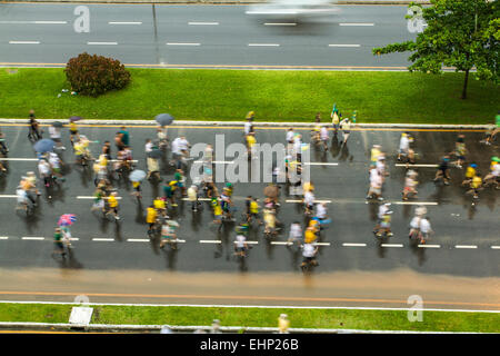 I manifestanti a piedi su Beira Mar Norte Avenue sotto la pioggia pesante nella manifestazione per l impeachment del presidente brasiliano. Foto Stock