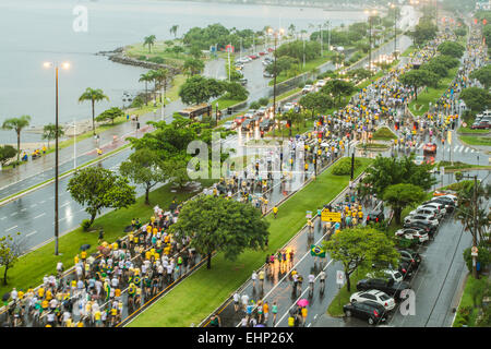 I manifestanti a piedi su Beira Mar Norte Avenue sotto la pioggia pesante nella manifestazione per l impeachment del presidente brasiliano. Foto Stock