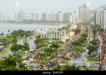 I manifestanti a piedi su Beira Mar Norte Avenue sotto la pioggia pesante nella manifestazione per l impeachment del presidente brasiliano. Foto Stock