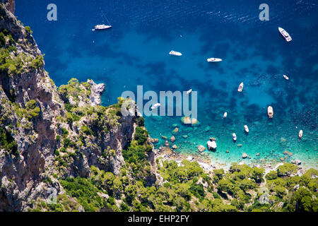 Viste mozzafiato sui Faraglioni dalla sommità del Monte Solaro, Capri, Baia di Napoli, Italia Foto Stock