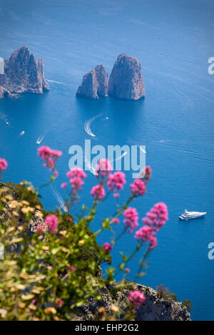 Viste mozzafiato sui Faraglioni dalla sommità del Monte Solaro, Capri, Baia di Napoli, Italia Foto Stock