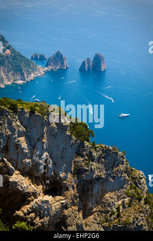 Viste mozzafiato sui Faraglioni dalla sommità del Monte Solaro, Capri, Baia di Napoli, Italia Foto Stock