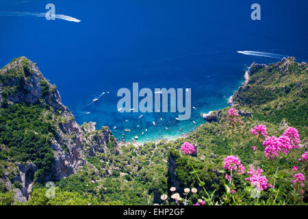 Viste mozzafiato sui Faraglioni dalla sommità del Monte Solaro, Capri, Baia di Napoli, Italia Foto Stock