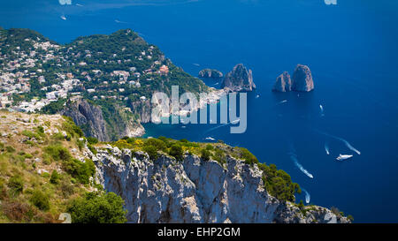 Viste mozzafiato sui Faraglioni dalla sommità del Monte Solaro, Capri, Baia di Napoli, Italia Foto Stock