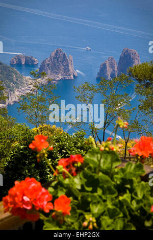 Viste mozzafiato dalla cima del Monte Solaro, Capri, Baia di Napoli, Italia Foto Stock