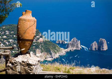 Viste mozzafiato dalla cima del Monte Solaro con antica urna in primo piano, Capri, Baia di Napoli, Italia Foto Stock