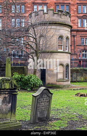 Una torre di avvistamento in stile vittoriano che si affaccia su St Cuthbert's sagrato su Lothian Road nel centro di Edimburgo, Scozia, Regno Unito. Foto Stock