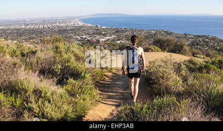 Escursionista sul Temescal Ridge Trail a cui si accede dal Gateway Temescal Park vede la Baia di Santa Monica Foto Stock