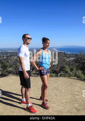 Gli escursionisti a si affacciano lungo il crinale Temescal Trail, con la Baia di Santa Monica a distanza Foto Stock