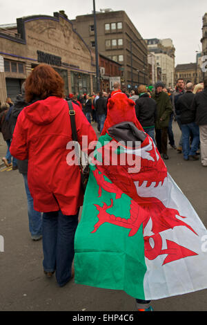 Pre-match atmosfera delle strade di Cardiff prima del Galles v. L'Irlanda gioco nel corso del Sei Nazioni internazionali nel 2015. Foto Stock