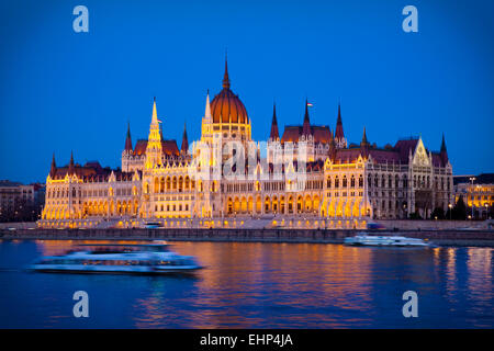 Il Palazzo del Parlamento visto da attraverso il fiume Danubio, Budapest, Ungheria Foto Stock