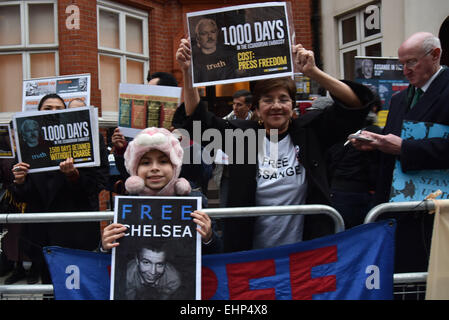 Londra, Regno Unito. 16 marzo, 2015. Sostenitori Nosies gridando libera #WikiLeaks Julian Assange 1000 giorni asilo presso l ambasciata fuori dell'Ecuador, Londra. Credito: Vedere Li/Alamy Live News Foto Stock