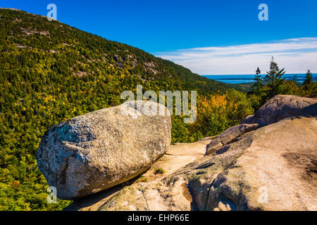 Roccia equilibrato, a sud di bolla, nel Parco Nazionale di Acadia, Maine. Foto Stock