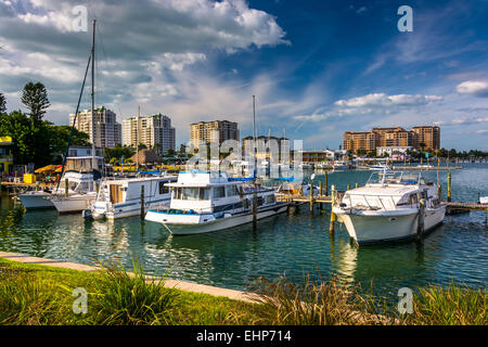 Barche in un marina e alberghi lungo il canale navigabile intracostiero in Clearwater Beach, Florida. Foto Stock