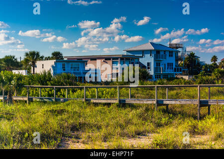 Ponte su dune di graminacee e case sulla spiaggia in Vilano Beach, Florida. Foto Stock