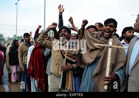 Lahore. 16 Mar, 2015. I Cristiani del Pakistan protesta in Pakistan orientale di Lahore il 16 marzo 2015, contro l'attentato suicida di attentati contro le chiese cristiane da militanti talebani. Almeno 15 persone sono state uccise e più di 70 altri feriti quando due talebani kamikaze hanno attaccato chiese a Lahore Domenica, rapporti detto. Credito: Jamil Ahmed/Xinhua/Alamy Live News Foto Stock