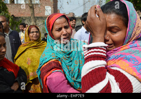 Lahore. 16 Mar, 2015. Cristiani pakistani piangono durante speciali preghiere in Pakistan orientale di Lahore il 16 marzo 2015, nel corso di una protesta contro gli attentati suicidi di attentati contro le chiese cristiane da militanti talebani. Almeno 15 persone sono state uccise e più di 70 altri feriti quando due talebani kamikaze hanno attaccato chiese a Lahore Domenica, rapporti detto. Credito: Jamil Ahmed/Xinhua/Alamy Live News Foto Stock