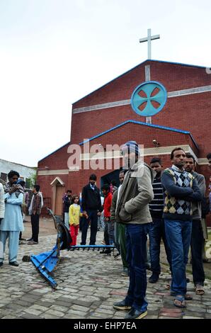 Lahore. 16 Mar, 2015. Cristiani pakistani raccogliere al di fuori di una Chiesa in Pakistan orientale di Lahore il 16 marzo 2015, nel corso di una protesta contro gli attentati suicidi di attentati contro le chiese cristiane da militanti talebani. Almeno 15 persone sono state uccise e più di 70 altri feriti quando due talebani kamikaze hanno attaccato chiese a Lahore Domenica, rapporti detto. Credito: Jamil Ahmed/Xinhua/Alamy Live News Foto Stock