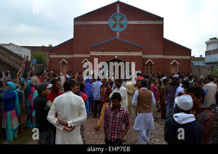 Lahore. 16 Mar, 2015. Cristiani pakistani raccogliere al di fuori di una Chiesa in Pakistan orientale di Lahore il 16 marzo 2015, nel corso di una protesta contro gli attentati suicidi di attentati contro le chiese cristiane da militanti talebani. Almeno 15 persone sono state uccise e più di 70 altri feriti quando due talebani kamikaze hanno attaccato chiese a Lahore Domenica, rapporti detto. Credito: Jamil Ahmed/Xinhua/Alamy Live News Foto Stock