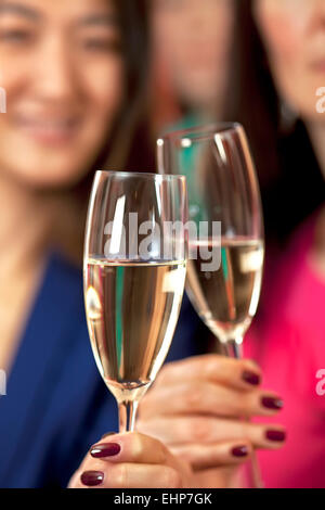 La tostatura con un bicchiere di champagne o prosecco. Foto Stock