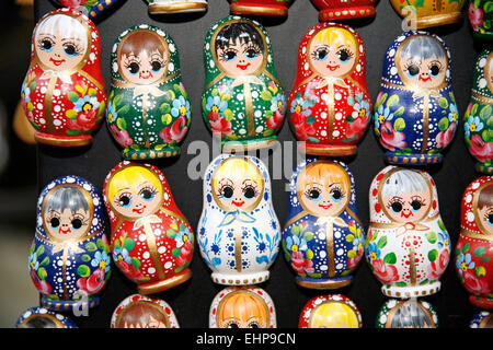 Colorato russo bambole in legno in un mercato . Matrioshka Babushkas bambole sono il più popolare negozio di souvenir dalla Russia Foto Stock