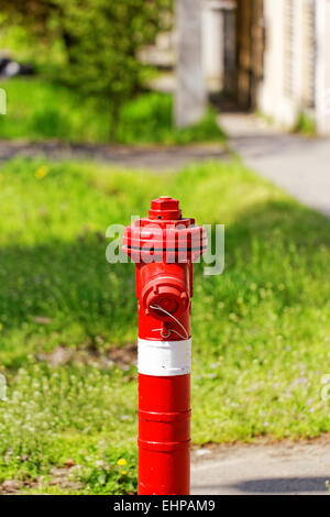 Rosso fuoco idrante sul marciapiede Foto Stock