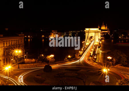 Immagine notturna della catena ungherese Bridge Foto Stock