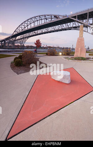 Il Blue Water Bridge a Waterfront Park nel punto Edward, Ontario in Canada. Il Blue Water Bridge è un ponte internazionale span Foto Stock