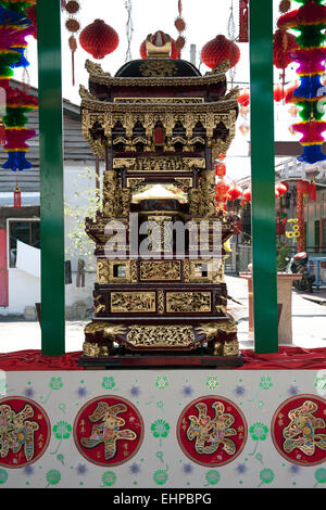 Taoista di altare decorato con le lanterne cinesi sul masticare jetty George Town Penang Malaysia Foto Stock