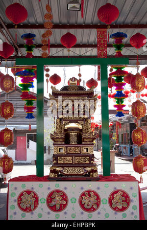 Taoista di altare decorato con le lanterne cinesi sul masticare jetty George Town Penang Malaysia Foto Stock