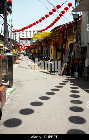 Le lanterne cinesi appesa sopra l'entrata di uno dei clan pontili masticare jetty George Town Penang Malaysia Foto Stock