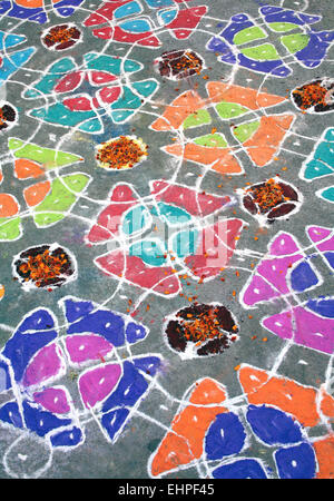 Rangoli colorate con fiori e sterco di vacca .un folk art in India durante le feste e cerimonie. Foto Stock