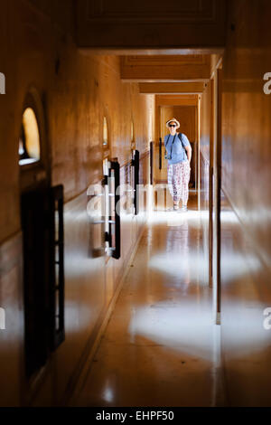 Ponendo turistica all'interno del Nahargarh Fort e Palazzo (Tiger Fort), Jaipur. Foto Stock