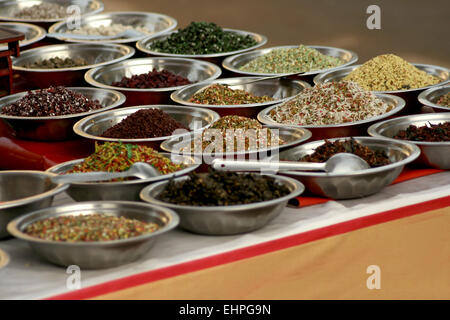 Il cibo indiano ingredienti nella strada laterale shop Foto Stock