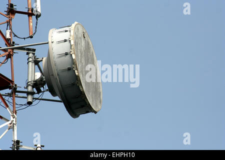 Cellule / Telefono cellulare torre di comunicazione in India rurale. Foto Stock