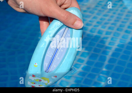 La temperatura dell'acqua in piscina Foto Stock