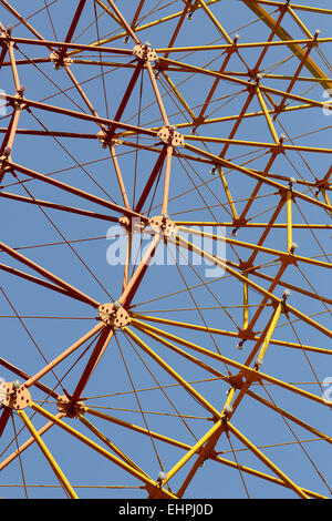 Ruota panoramica Ferris raggi contro un cielo blu chiaro Foto Stock